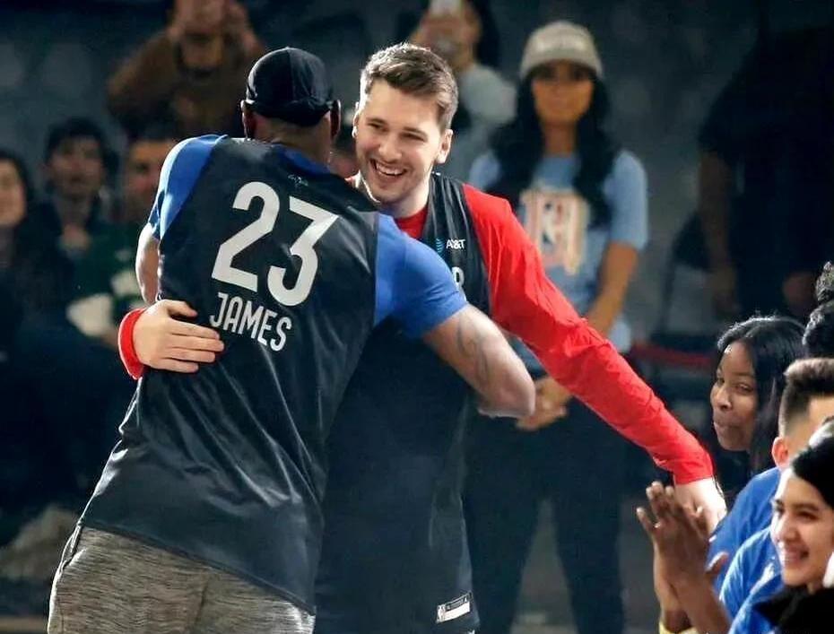 比赛中球员们之间的默契配合令人赞叹 比赛中球员们之间的默契配合令人赞叹