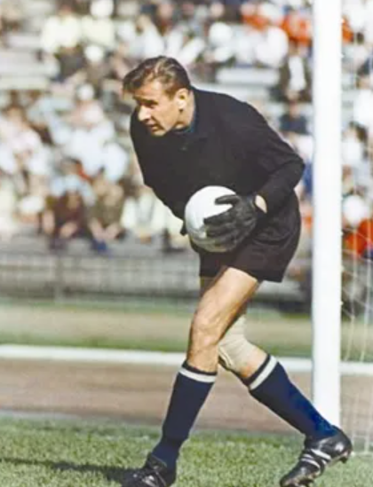 开云体育登录-守门员高接低挡，助球队保卫城门