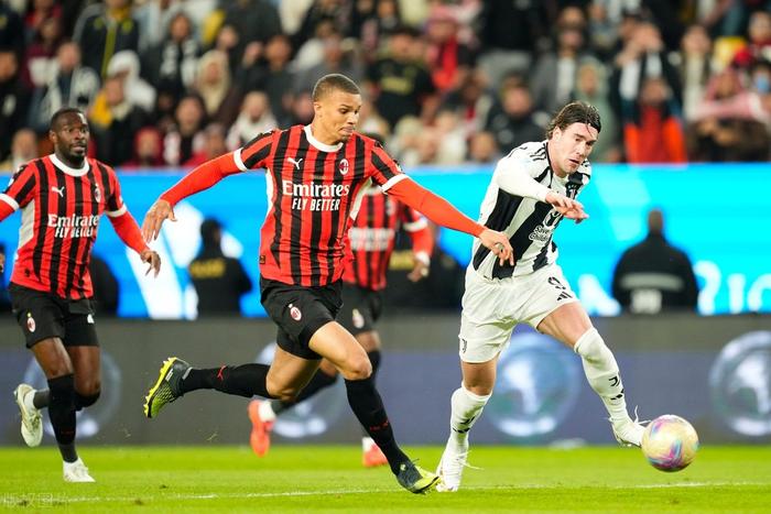 包含AC米兰遭遇惨败，卡利亚里罕见逆转胜利的词条