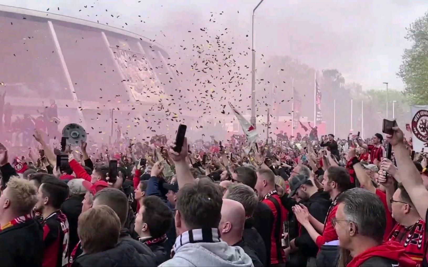 开云体育中国-德国多特蒙德球迷狂欢，球队大胜提前锁定小组第一的简单介绍