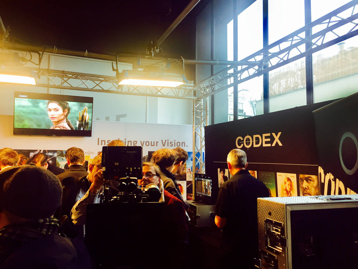 开云下载-巴塞罗那惊险获胜，晋级前路一片光明