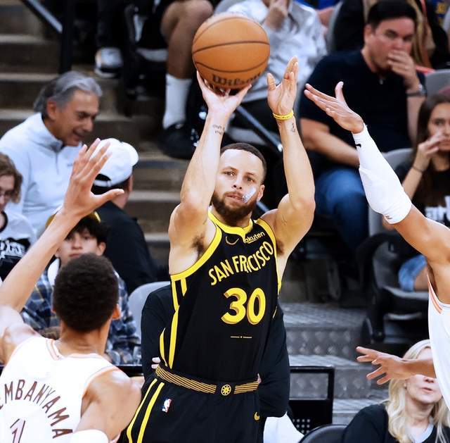 库里内线恢复出色,率勇士队再次胜利 库里内线恢复出色,率勇士队再次胜利