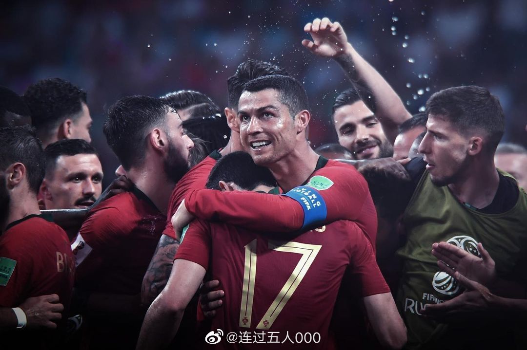 足球比赛中球队突破了困难取得胜利 足球比赛中球队突破了困难取得胜利