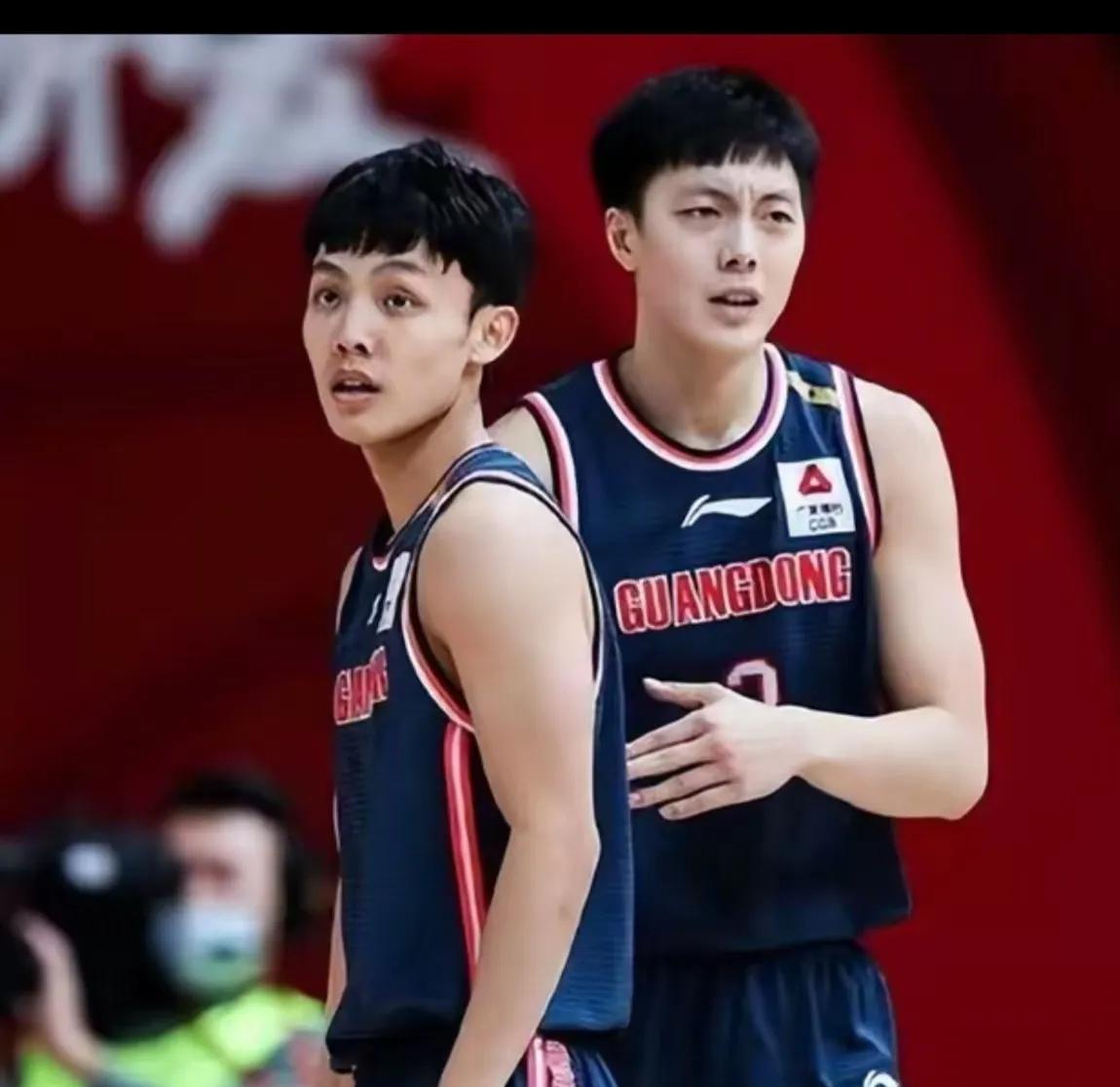 开云平台-场上对决：两支球队交锋惊现激烈拼抢