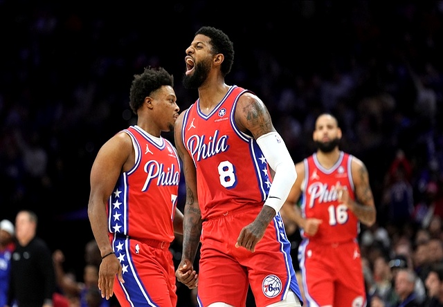 场上对决：两支球队交锋惊现激烈拼抢