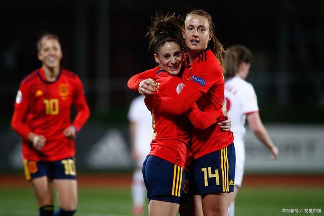 西班牙女足表现出色赢得观众喝彩 西班牙女足表现出色赢得观众喝彩