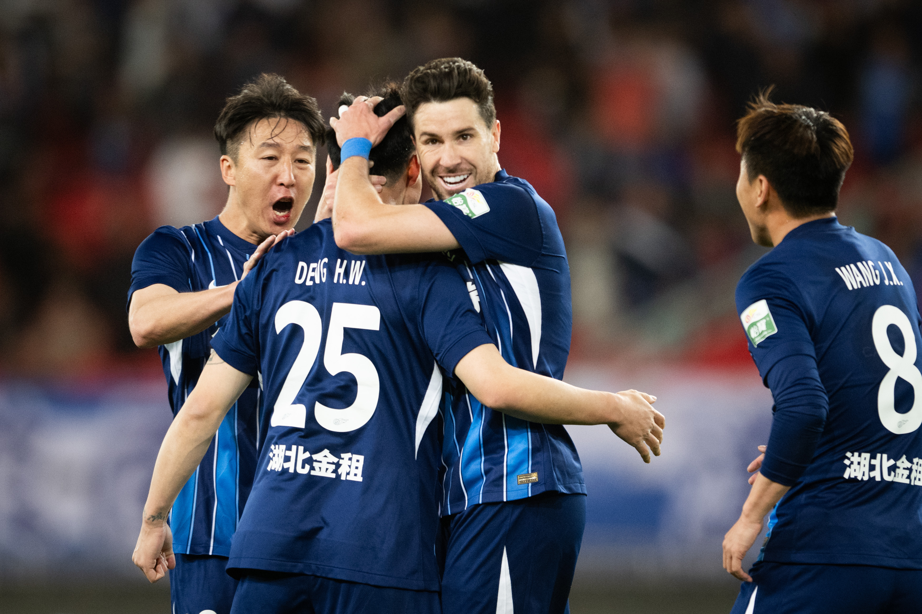 包含国内职业足球联赛比赛持续激烈，球队竞争白热化的词条