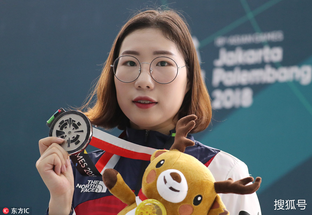 英国柔道选手勇夺金牌，喜上眉梢