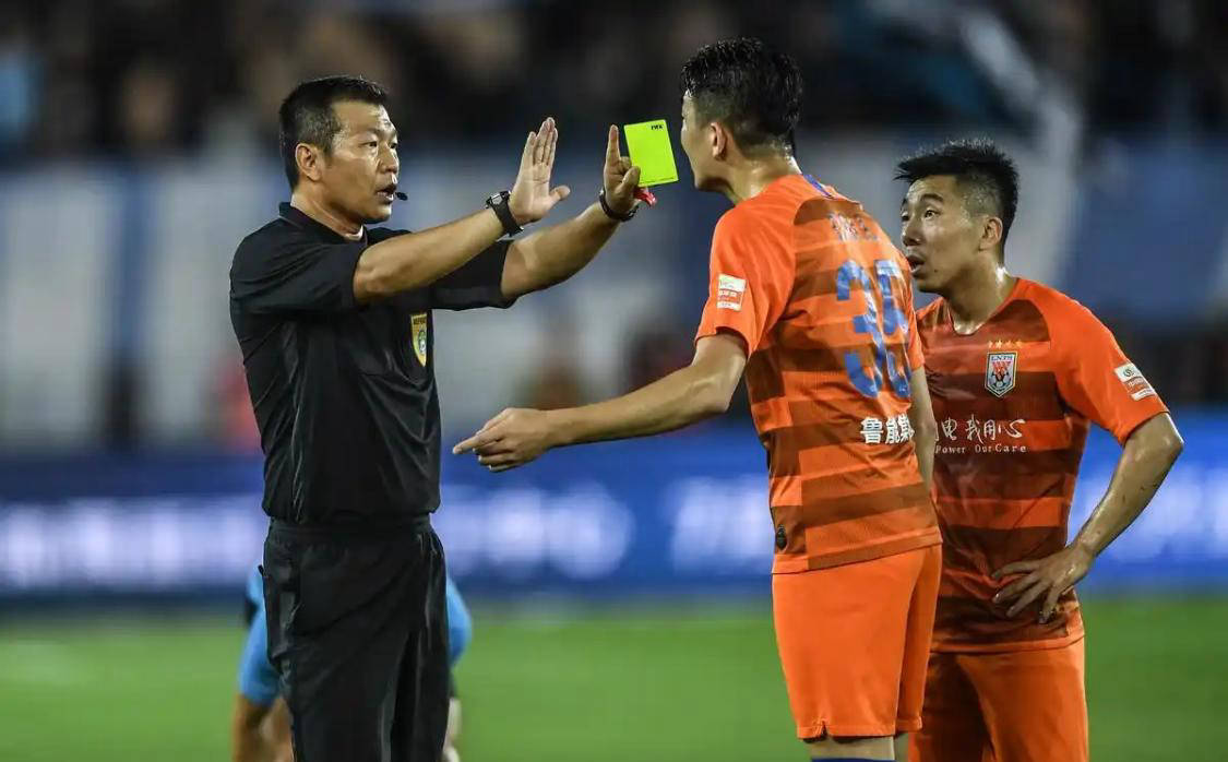 开云平台-裁判判罚争议引起众多热议，裁判受质疑