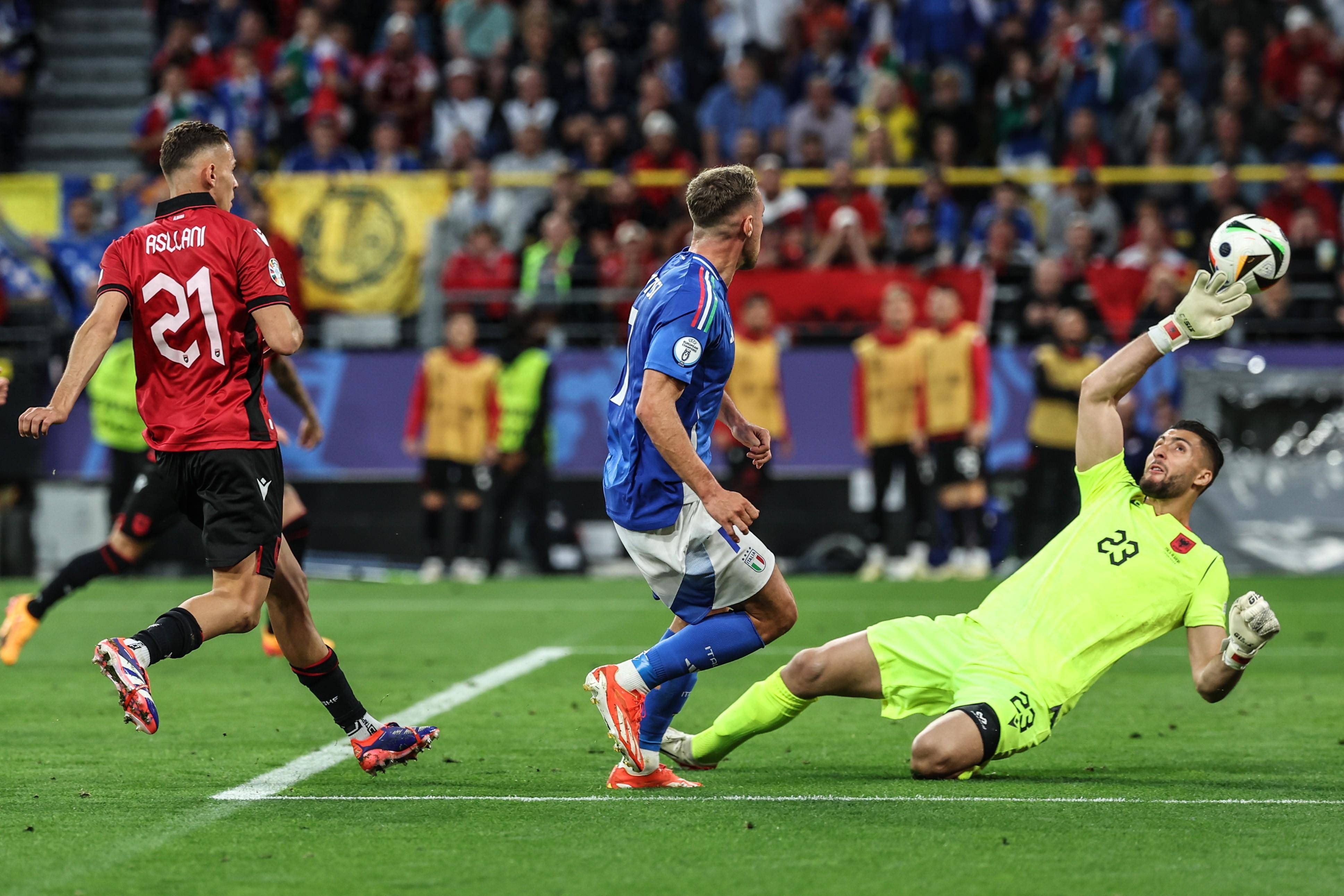 包含足球赛事频频上演惊险一幕,竞技水平不容小觑的词条 包含足球赛事频频上演惊险一幕,竞技水平不容小觑的词条