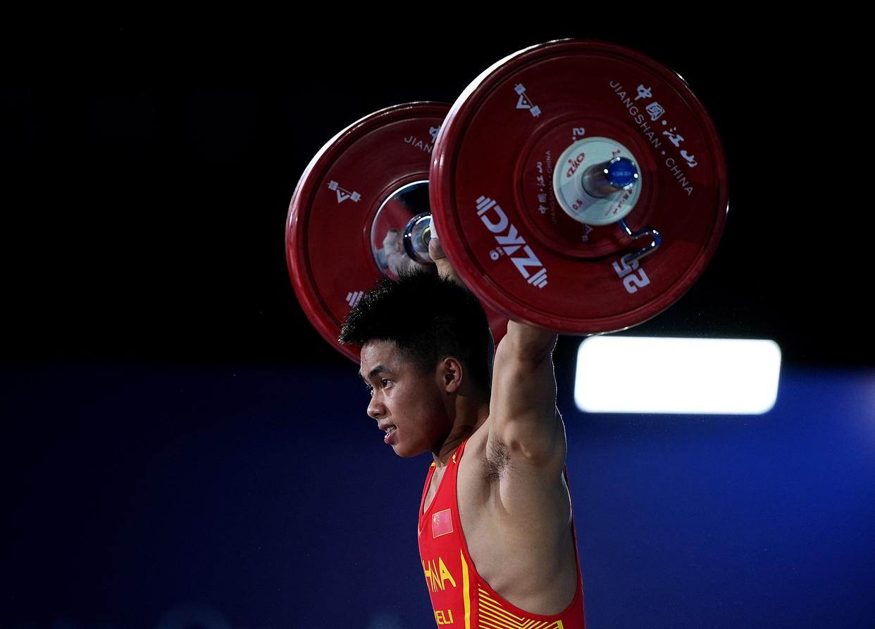 举重男子109公斤级：俄罗斯选手夺冠