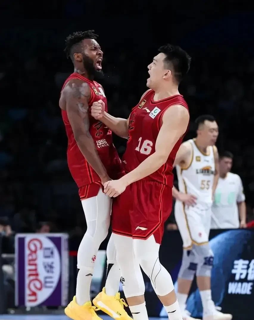 开云体育在线-CBA赛场气氛火爆，球迷热情高涨