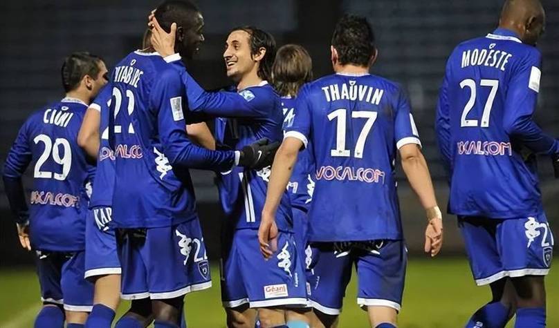 开云体育app-亚眠主场遭遇惨败，陷入降级区泥潭